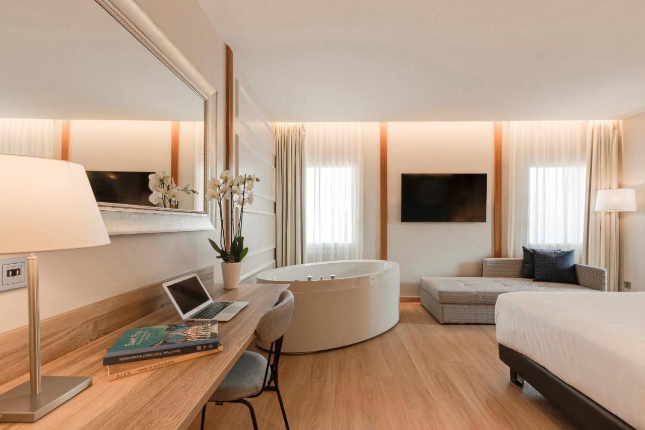 Quarto com Cama King-size e Banheira de Hidromassagem