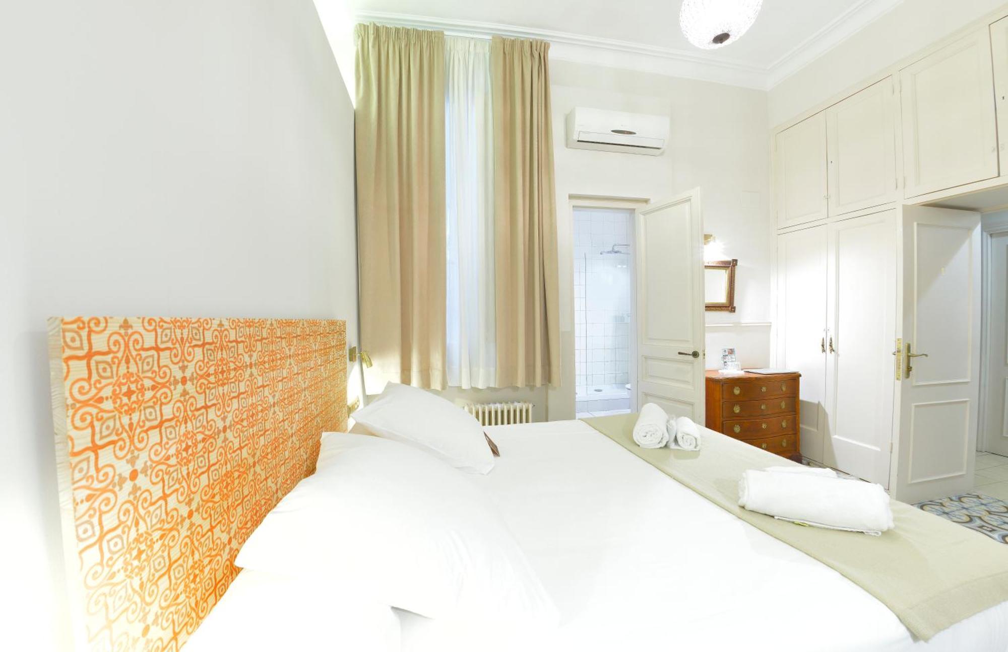 Standard Double Room Interior,1353375454:JPEG