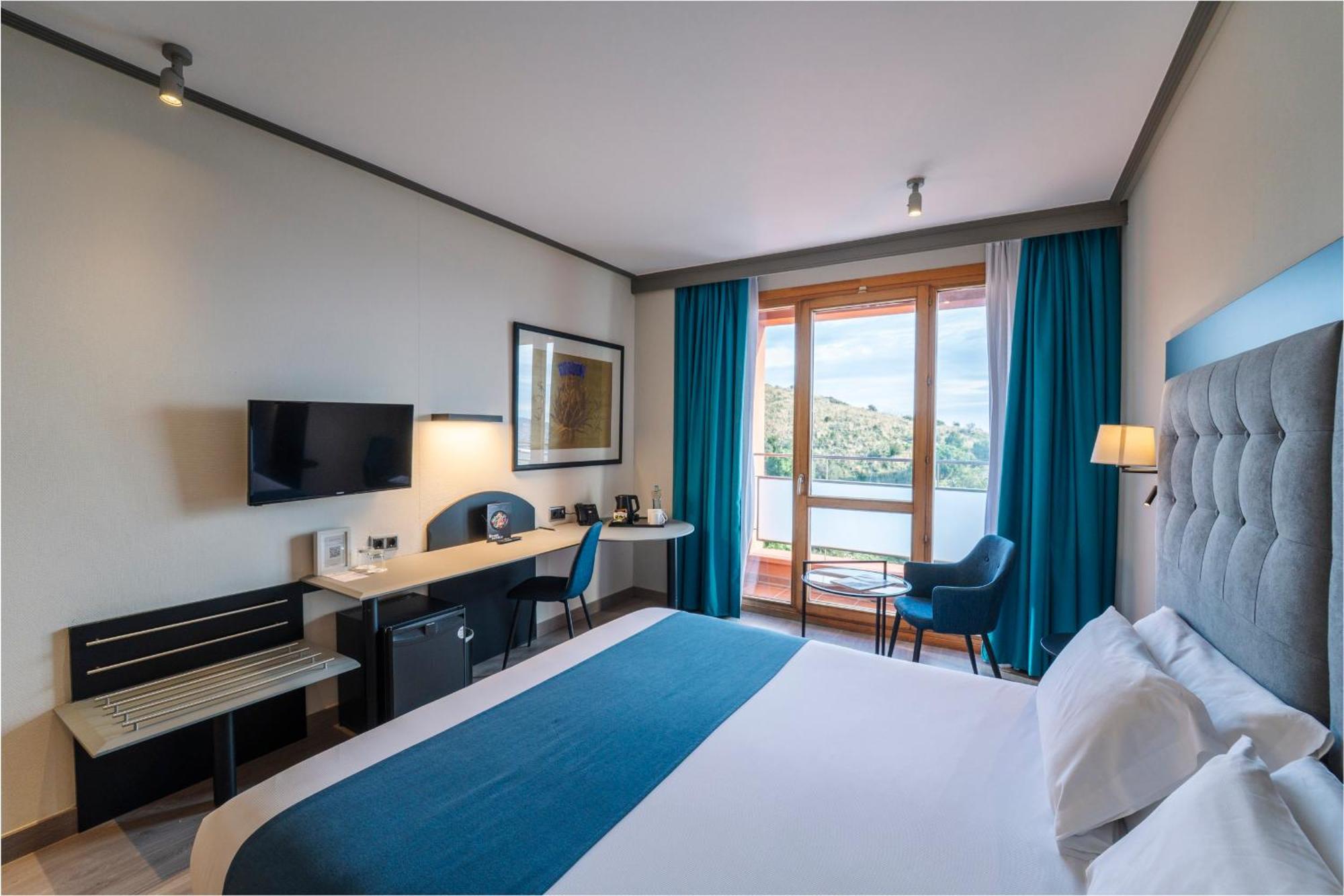 Tweepersoonskamer met 2 Aparte Bedden en Balkon
