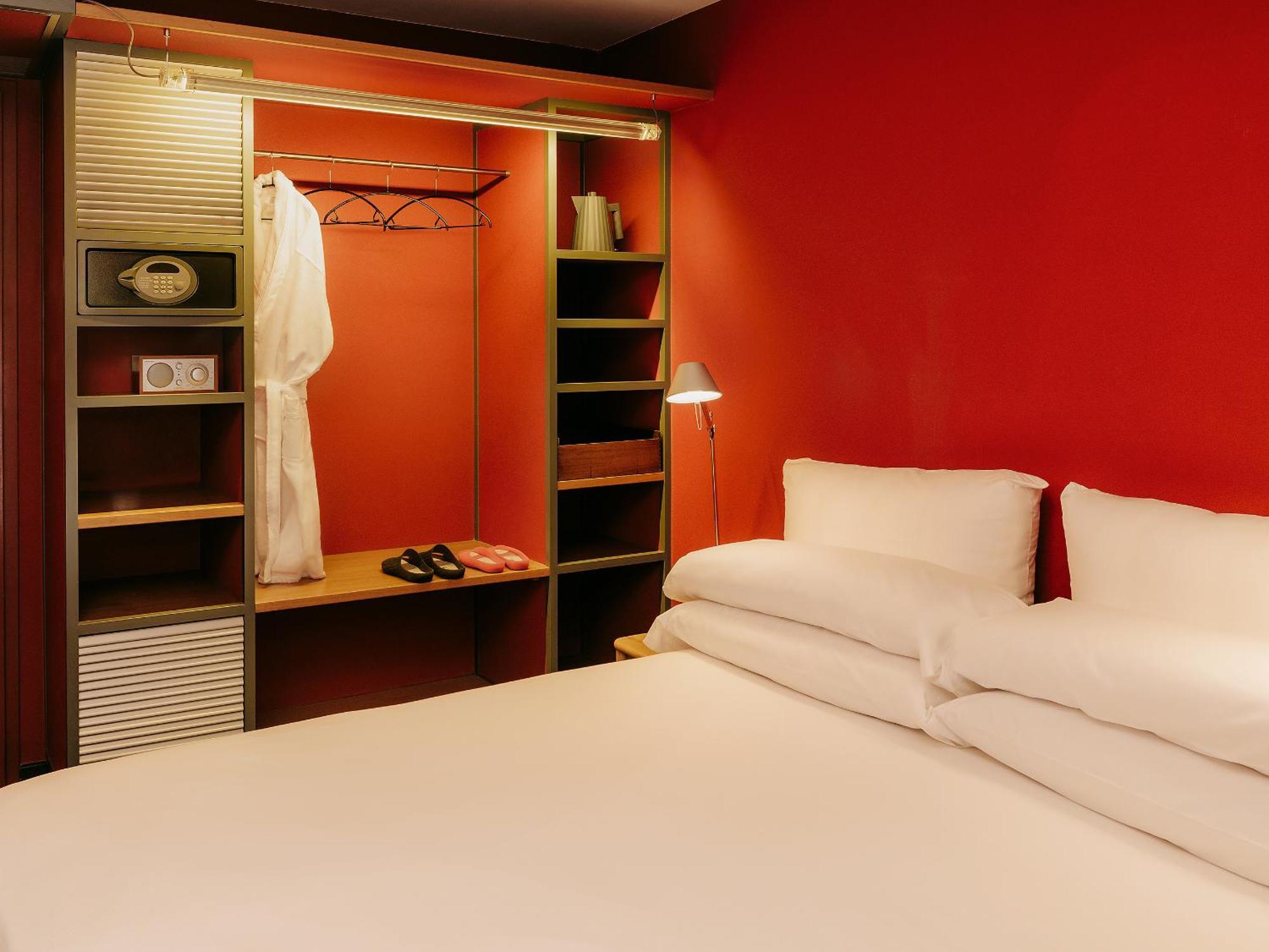 Quarto com 2 Camas de Solteiro e Vista do Jardim