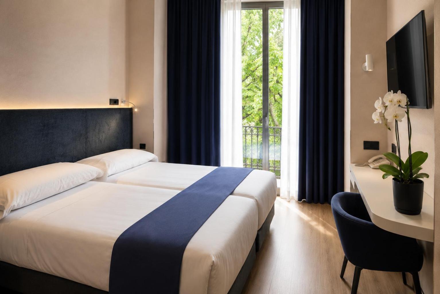 Tweepersoonskamer met 2 Aparte Bedden en Balkon