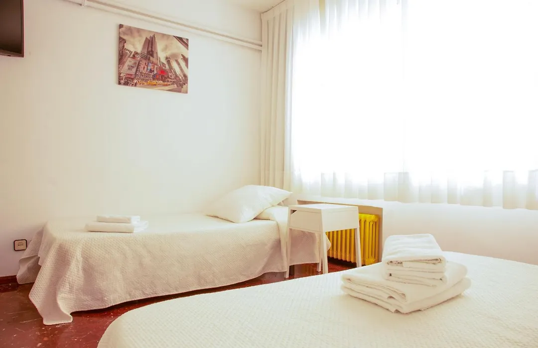 Barcelona City Street Hostal-1