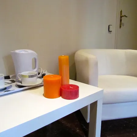 Barcelona City Street Hostal-3
