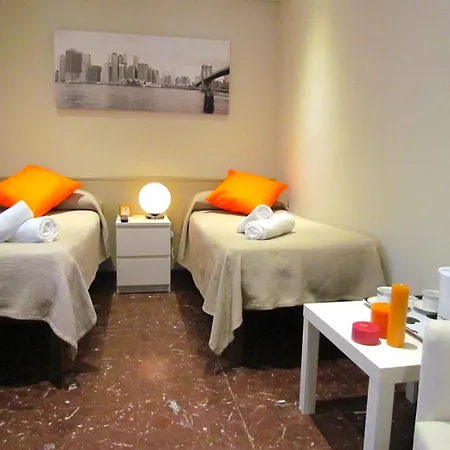 Barcelona City Street Hostal-2